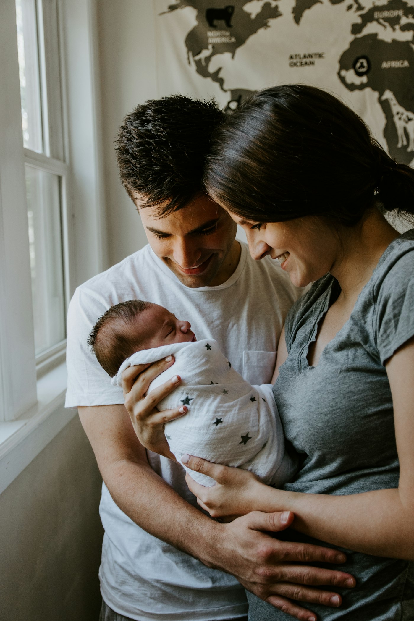 Bebeklerini kucaklayan anne ve baba